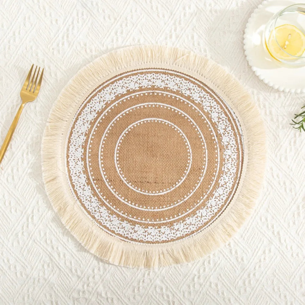 serviettes table boho chic beige noir motifs géométriques franges tissu lin opaques rondes