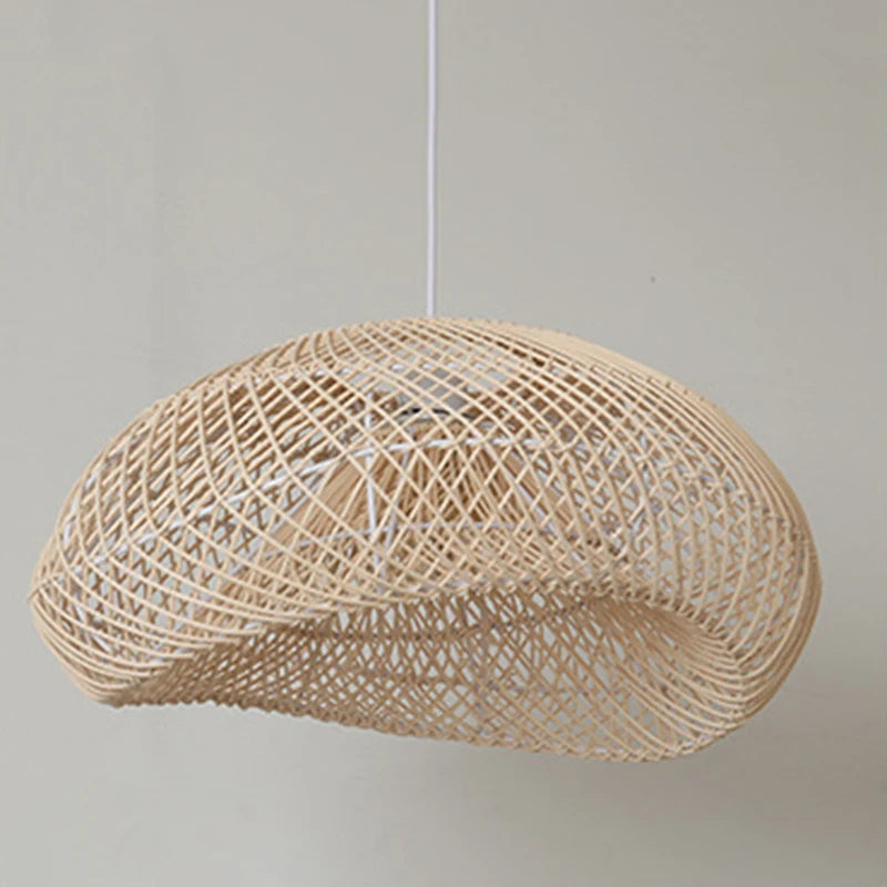 Lampe suspendue verte dans une chambre à coucher avec lit en bois