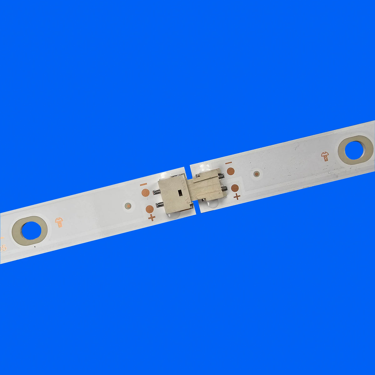 bande lumineuse led blanche moderne connecteur deux broches fixations numéros série sécurité certifications