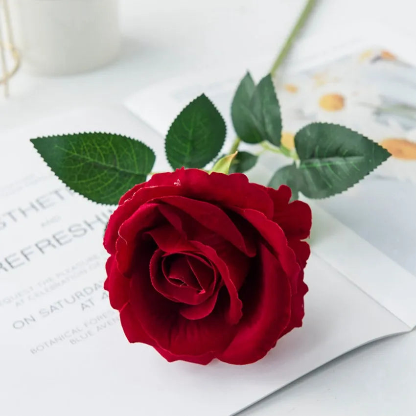 bouquet roses artificielles rouge élégantes décoration intérieure mariage anniversaire festives modernes minimalistes