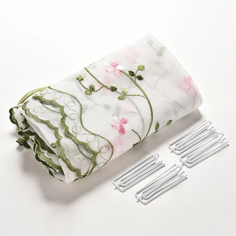 rideaux blancs floral brodé transparents romantique champêtre vert foncé clips argentés chambre salon