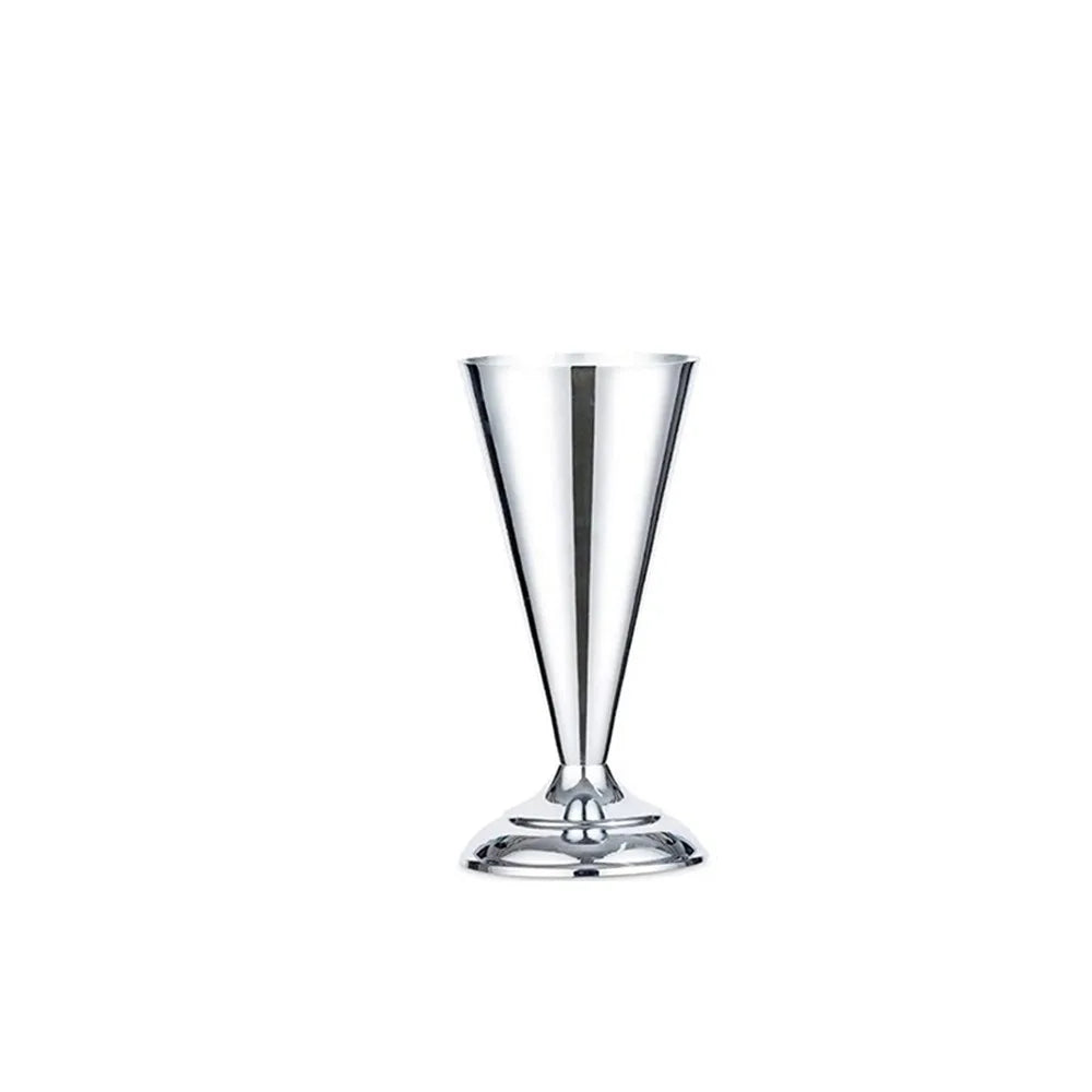 vases dorés classiques ornements floraux fleurs artificielles table mariage romantique