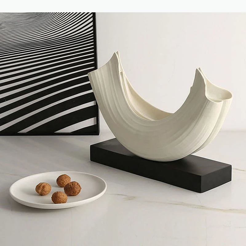 sculpture contemporaine blanche sculpture minimaliste noir rayures fines decoration abstraite