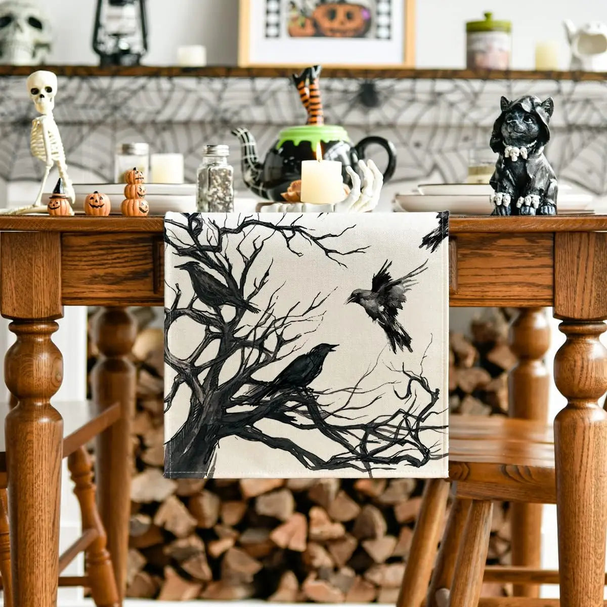 Une toile d'art décorée de branches d'arbres sombres et de corbeaux noirs évoquant une ambiance sombre et mystérieuse, placée sur une étagère en bois remplie d'objets d'Halloween.