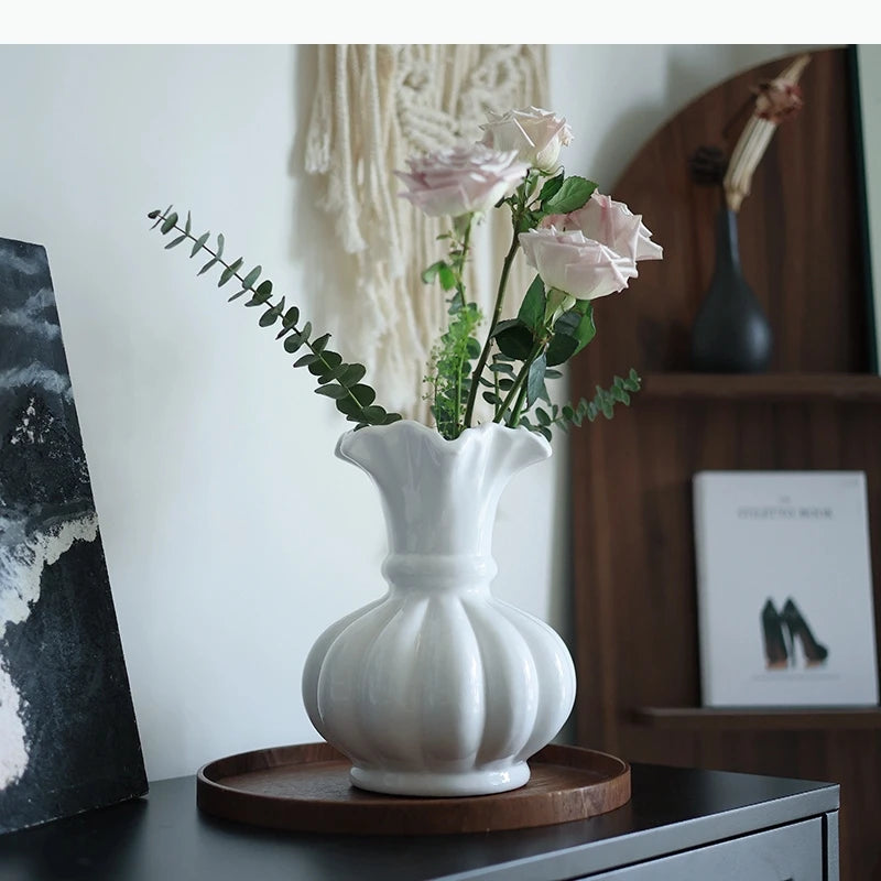 vase moderne transparent motifs floraux blanc rose bleu violet élégant décoration table arrangement floral