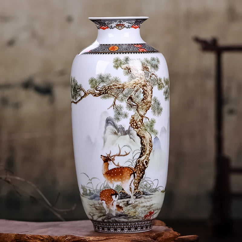 Un vase décoratif en porcelaine blanche avec un motif peint de cerfs dans un paysage montagneux.