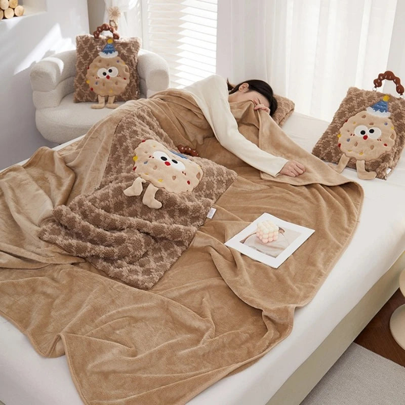 Une couverture en peluche moelleuse et des peluches mignonnes créent un environnement douillet et confortable pour une sieste reposante.