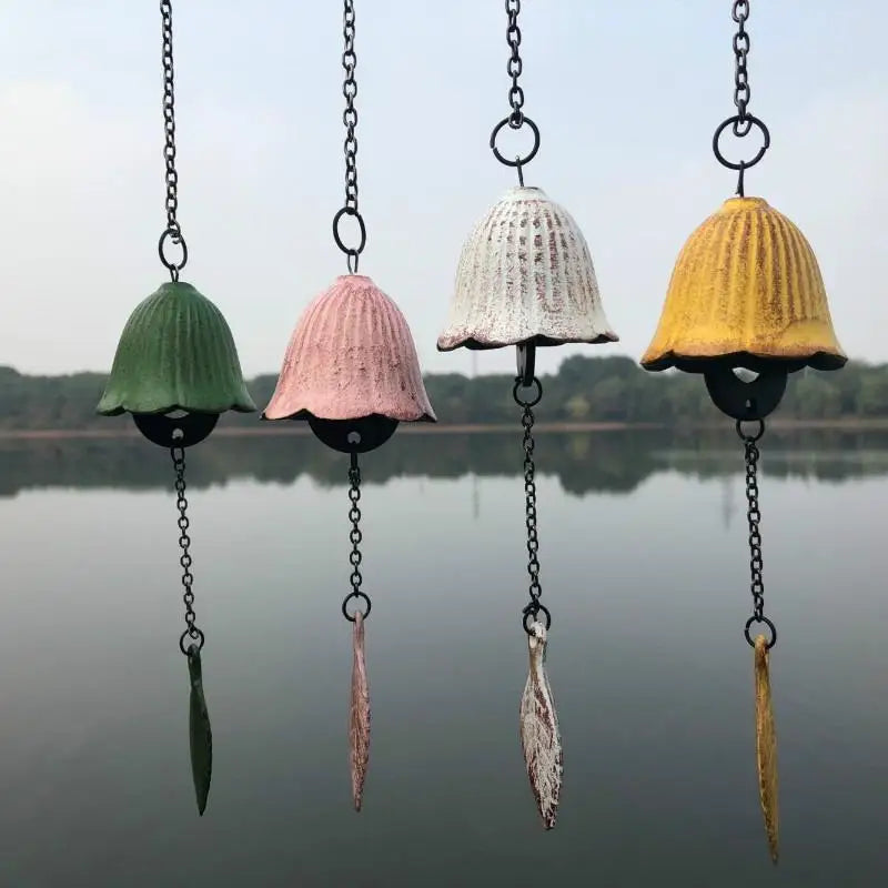 cloches décoratives vintage feuilles suspendues couleurs vert rose blanc jaune aspect métalliqueextérieur jardin balcon