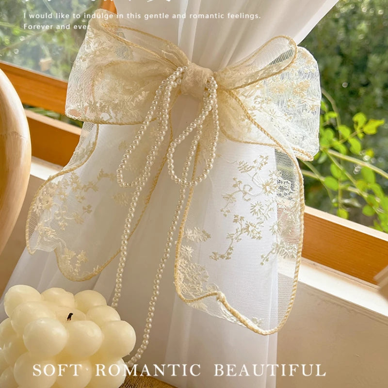 ruban decoratif broderie florale dentelle blanc beige romantique inclusion fenetre modernehôtel