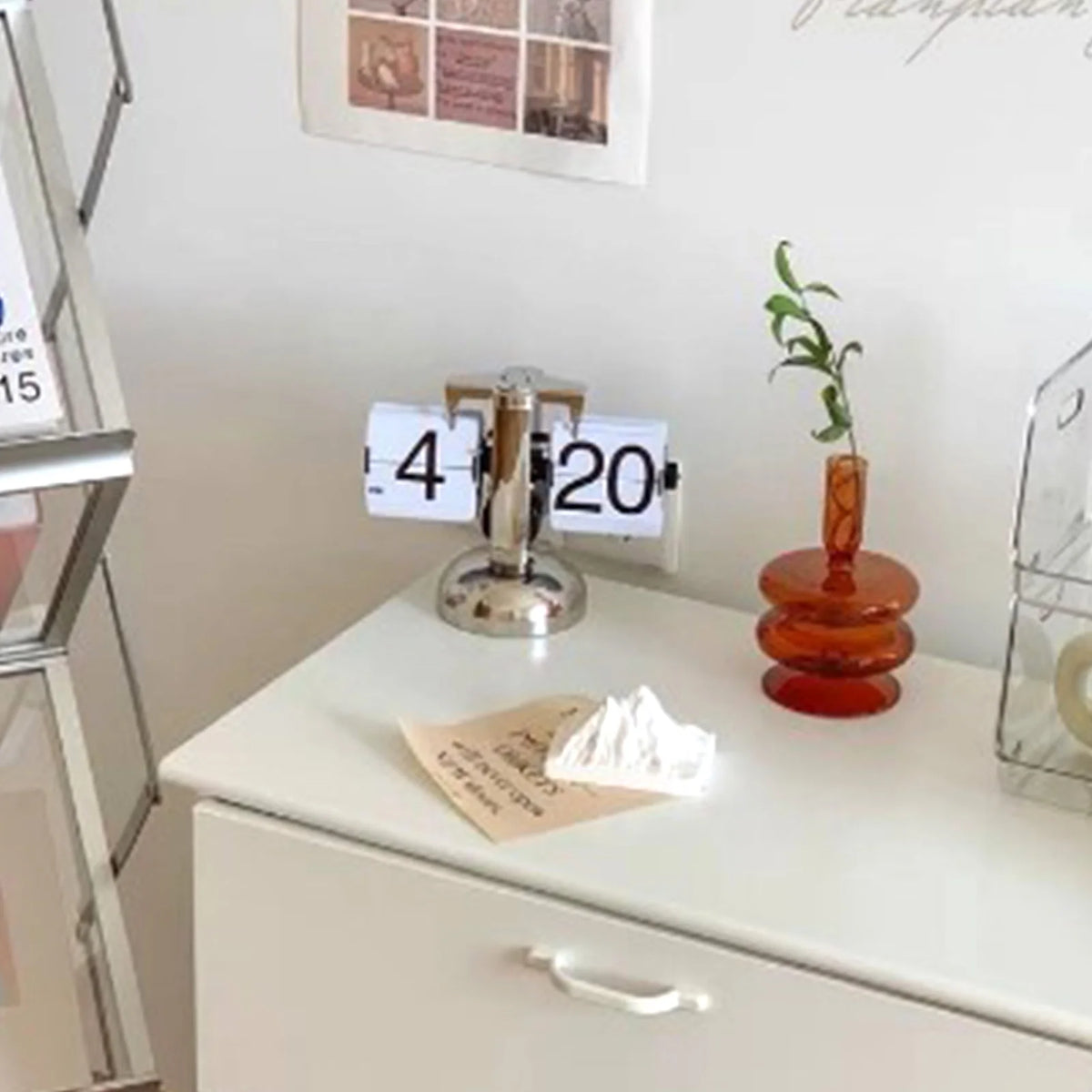 horloge flip numérique pied métallique moderne rétro chiffres noirs fond blancDecoration argenté