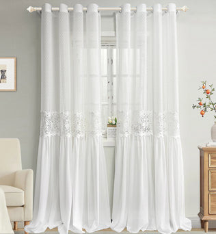 Rideaux élégants et décoratifs blancs, ornés de motifs raffinés, idéaux pour sublimer votre intérieur avec style. Ces tentures apportent une touche de sophistication à votre salon ou chambre, en créant une ambiance lumineuse et accueillante. Disponibles pour différentes tailles de fenêtres, ces rideaux offrent un excellent moyen de personnaliser votre espace de vie.