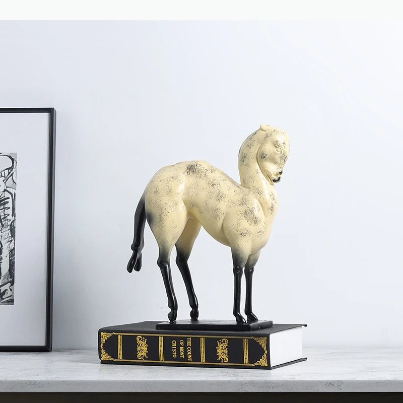 statue équestre jaune crème cheval livre ancien cadre photo vieilli décoration intérieure antique effet