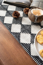 chemin table noir blanc motif losange moderne rustique polyester coton bordure frisée inclusion bougie