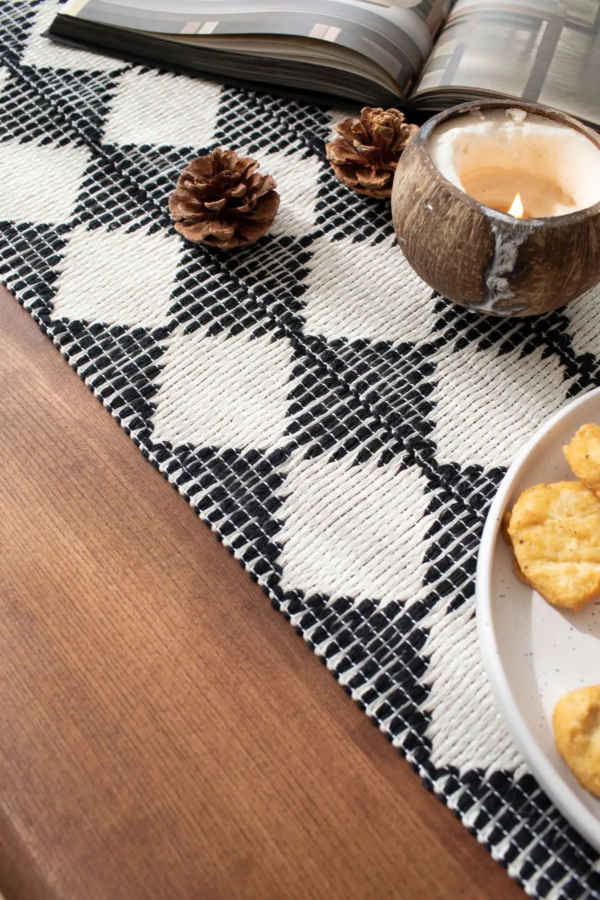 chemin table noir blanc motif losange moderne rustique polyester coton bordure frisée inclusion bougie