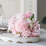 bouquets fleurs artificielles bleu rose blanc vases texturés motifs floraux rustique champêtreintérieur decoration