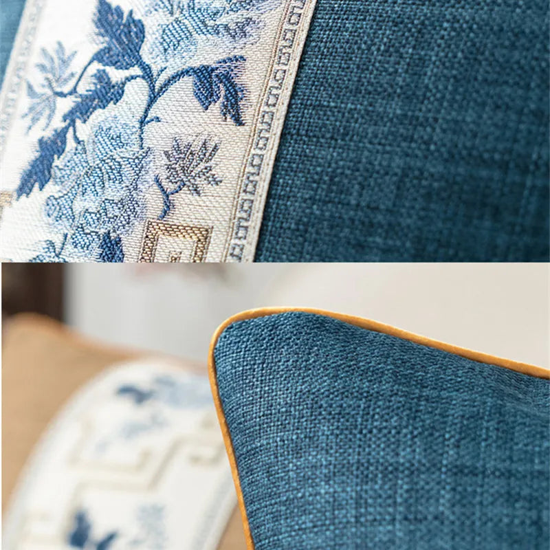 L'image montre un gros plan détaillé de tissus bleus décorés de motifs floraux élégants et d'un bord doré, créant une texture et une atmosphère luxueuses.