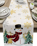 Un chemin de table festif avec un bonhomme de neige en traîneau entouré de flocons de neige dorés et de sapins verts, dans un style hivernal chaleureux et convivial.