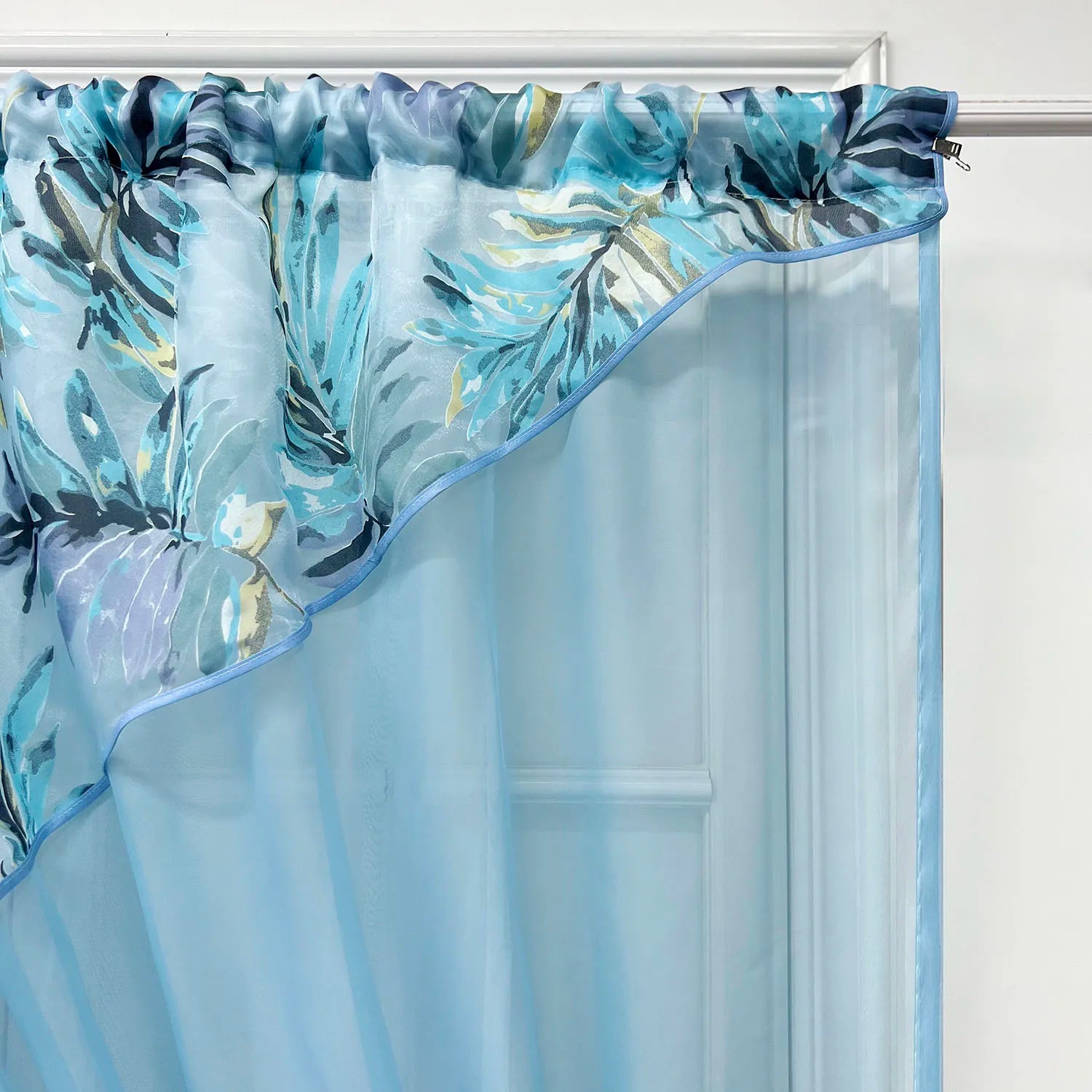 Détail motif feuilles rideau tulle bleu