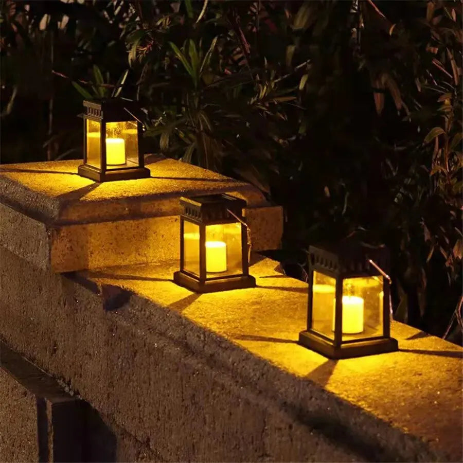 Lanterne solaire suspendue vue de près, design noir élégant