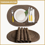 tapis table moderne rayures horizontales marron clair assiettes fourchettes cuillères serviettes feuilles gâteau fleurs