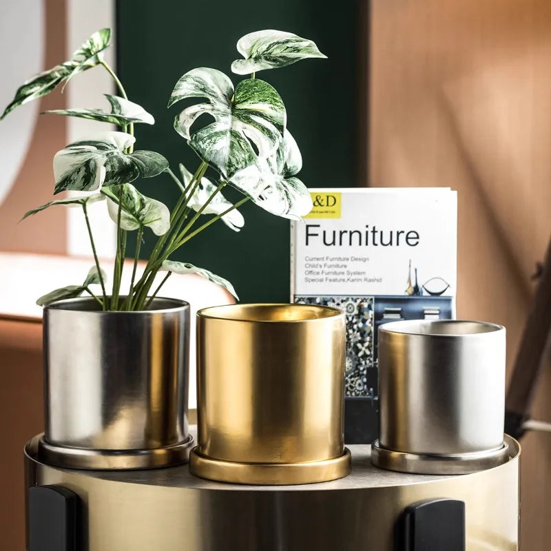 Cache pot moderne en ceramique avec finition dorée pour salon