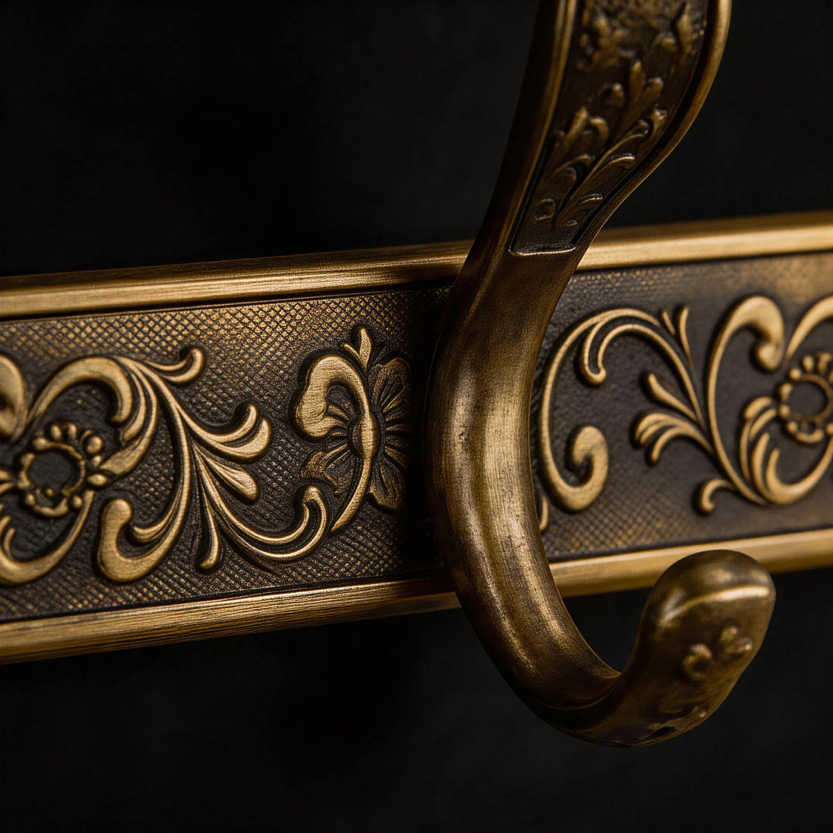 porte manteaux mural vintage six crochets décoration florale bronze foncé doré ornemental fixé mur