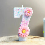 bougies numéraires forme chiffres paillettes fleurs roses centrer jaune decoration anniversaire maison festive