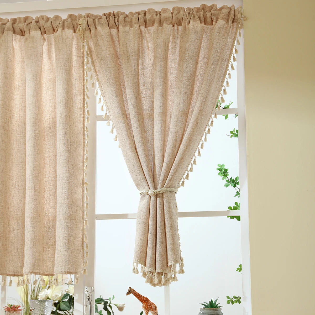 rideau polyester texture lin classique beige clair opacité ruban fixation pompons chambre cuisine