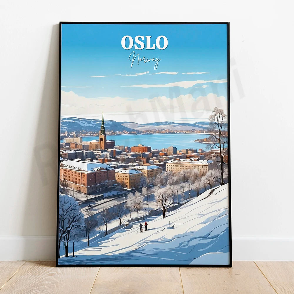 Cette image illustre une vue panoramique de la ville d'Oslo, en Norvège, sous la neige. On peut y voir le paysage urbain enneigé avec ses bâtiments caractéristiques, surplombant un fjord bleu sous un ciel dégagé.
