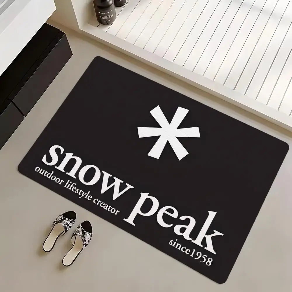 tapis sol noir logo snow peak minimaliste antidérapant bain moderne camping usage