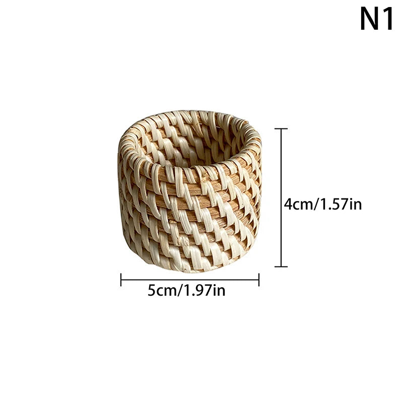 baskets tressées rustiques couleur beige clair artisanal paires différentes matériaux naturels adhésifs serviettes pliées