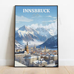 Cette image illustre le paysage urbain enneigé de la ville d'Innsbruck, en Autriche, avec ses bâtiments historiques et la chaîne de montagnes enneigées en arrière-plan.
