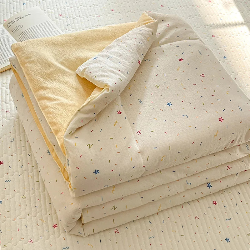 couette d'été légère enfant beige motifs fleurs feuilles coton doux décorative chambre enfant