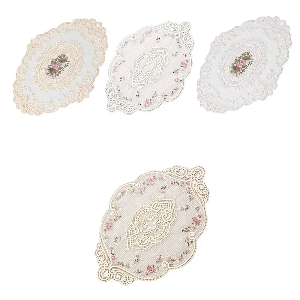 serviettes table brodées florales blanc rose pâle vintage romantique tissu dentelle moderne
