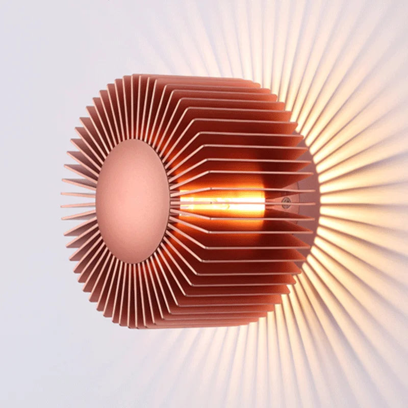 lampe murale moderne structure circulaire lamelles rayonnantes couleur dorée éclairage chambre étude
