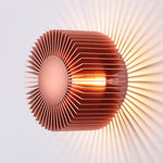 lampe murale moderne structure circulaire lamelles rayonnantes couleur dorée éclairage chambre étude
