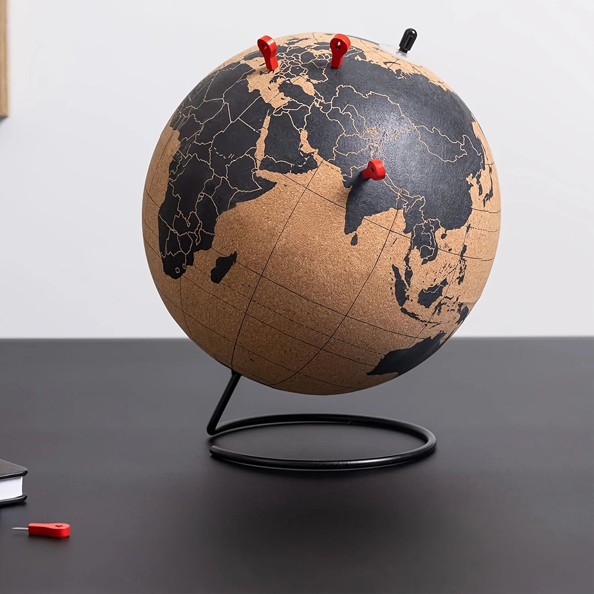 globe terrestre cartographique clips rouges décoration moderne ornement voyage marron clair minimaliste