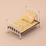 lit miniature fer couverture motifs floraux tapis figurine poupée armoire table valise coussins