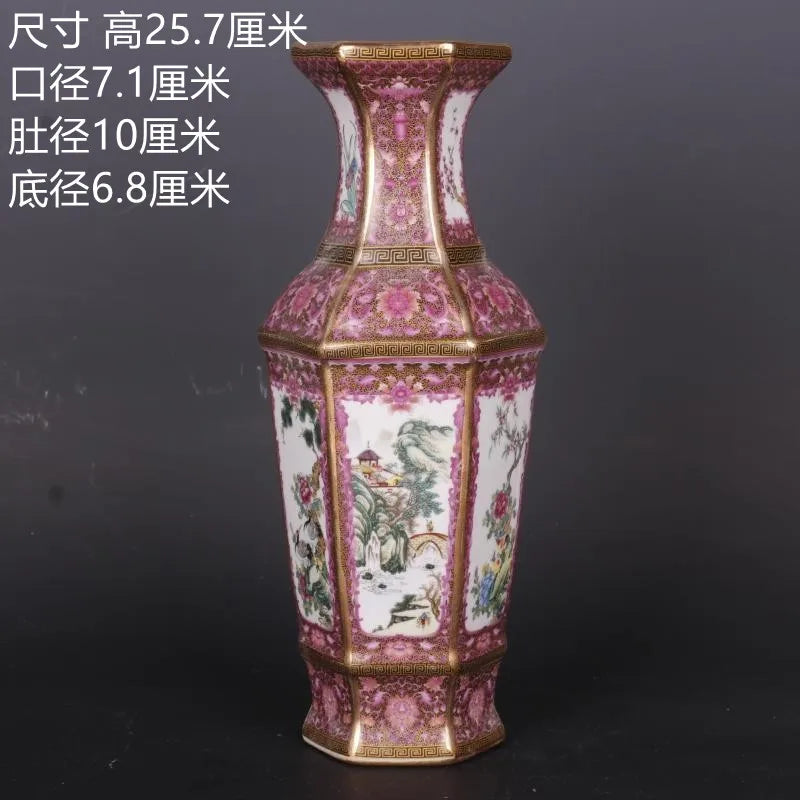 Un magnifique vase de porcelaine chinoise orné de motifs floraux et de paysages peints de manière détaillée et colorée sur un fond rose.