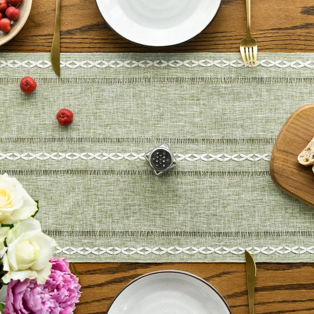 Chemin de table vert avec pompons faits main