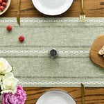 Chemin de table vert avec pompons faits main