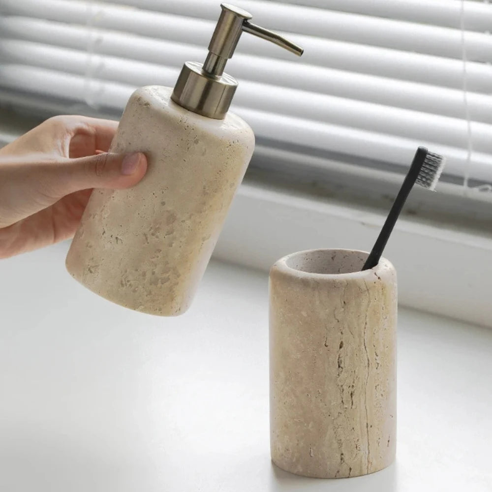 ensemble salle bain moderne pierre marbrée distribiteur savon porte brosse dents plateau carré beige
