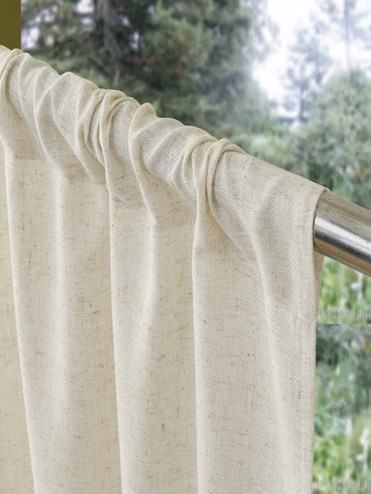 Rideau beige élégant sur tringle en métal devant une forêt luxuriante, idéal pour embellir votre intérieur avec une touche naturelle et apaisante. Découvrez comment ce rideau simple et chic peut transformer votre espace de vie en ajoutant une ambiance douce et lumineuse.