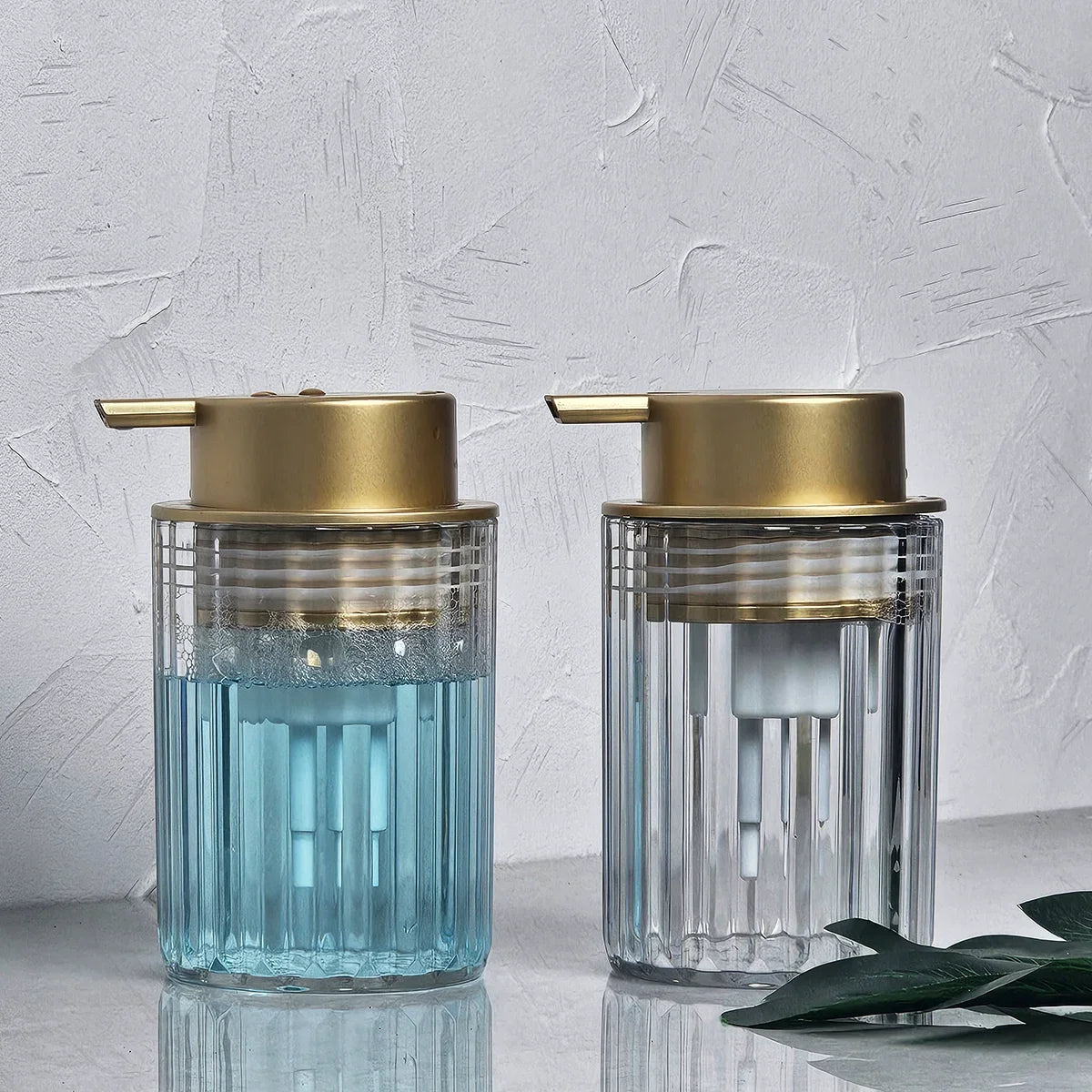 distributeur savon liquide transparent moderne rayures verticales pompe élégant salle bain comptoir