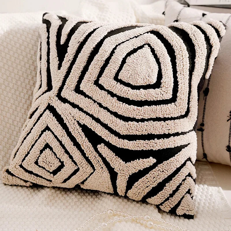 housse coussin décoration moderne motif géométrique brodé noir blanc pompons maison luxe