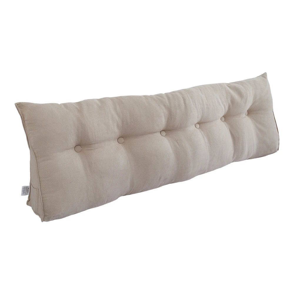 Oreiller tête de lit ergonomique en forme de coin sur un canapé