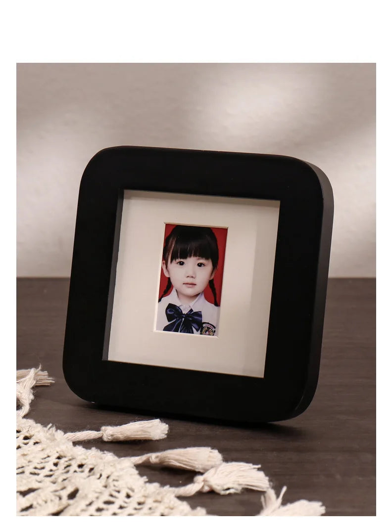 cadre photo bois naturel marron noir jaune classique enfant bébé décoration intérieure vintage