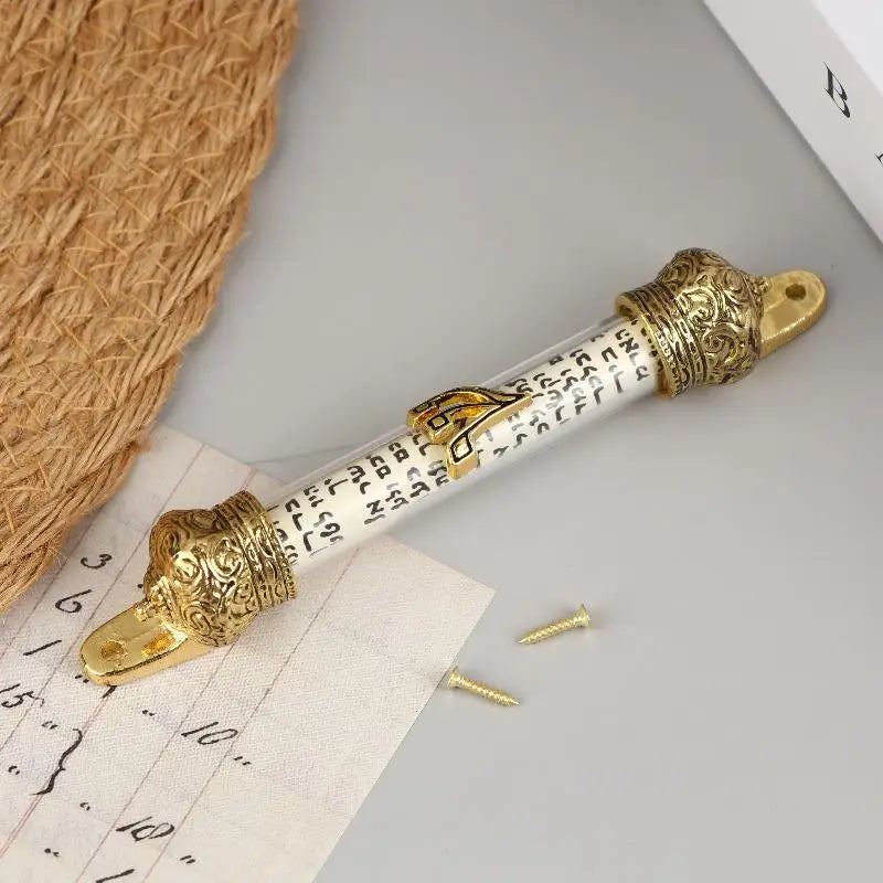 marqueur plume blanc doré imprimé lettres noires classique orné vis dorées deco chambre