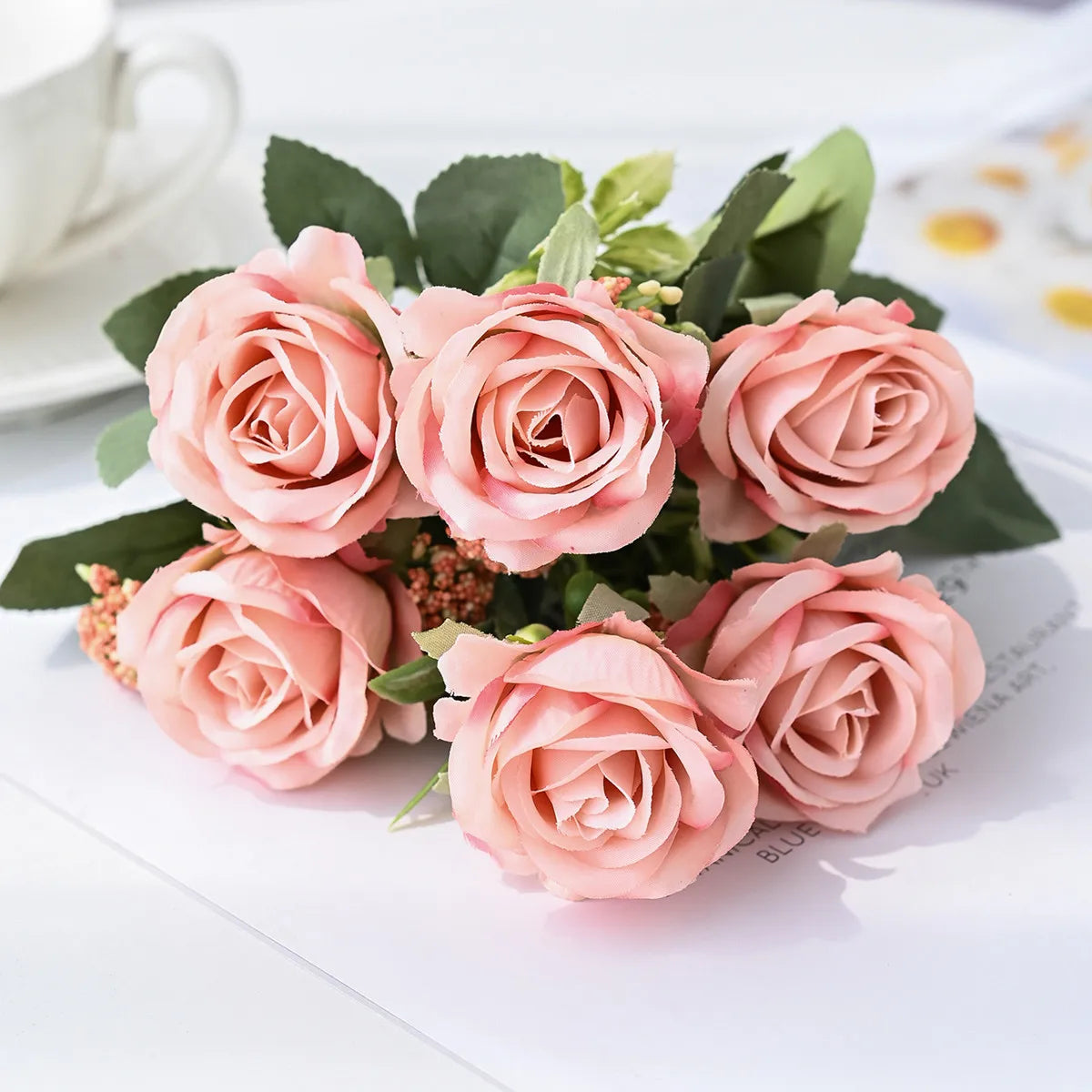 bouquet roses artificielles soie rouge blanc vert decoration mariage anniversaire intérieur classique romantique