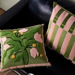 coussins bohèmes brodés vert rose jaune motifs florals rayures artisanal lit canapé